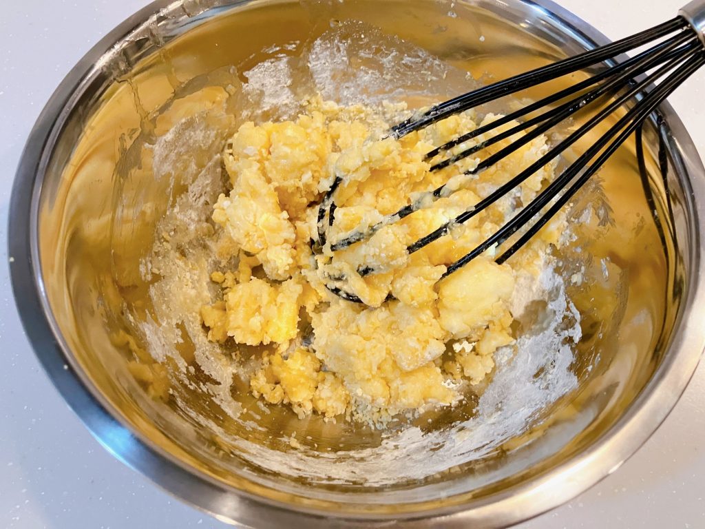 クッキーの材料を混ぜる