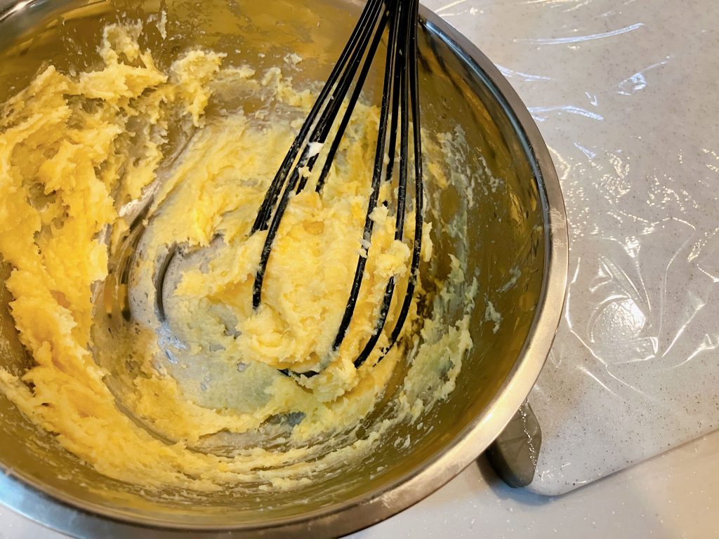 クッキーの材料を混ぜる