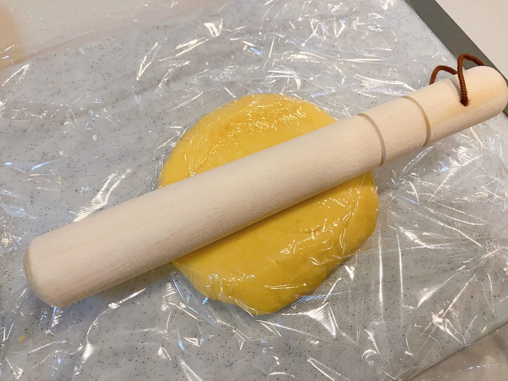 クッキーの生地を伸ばす