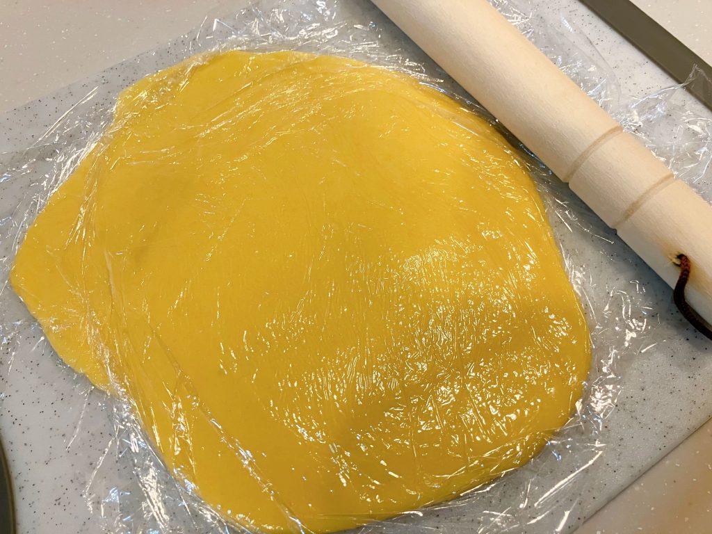 クッキーの生地を伸ばす